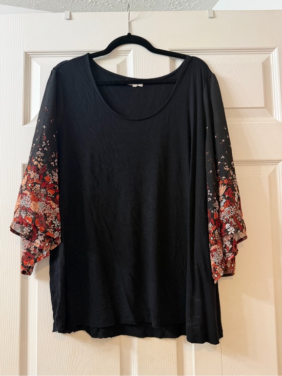 Maurices Tops - Maurices Black Tunic with Red Floral Bell Sleeves